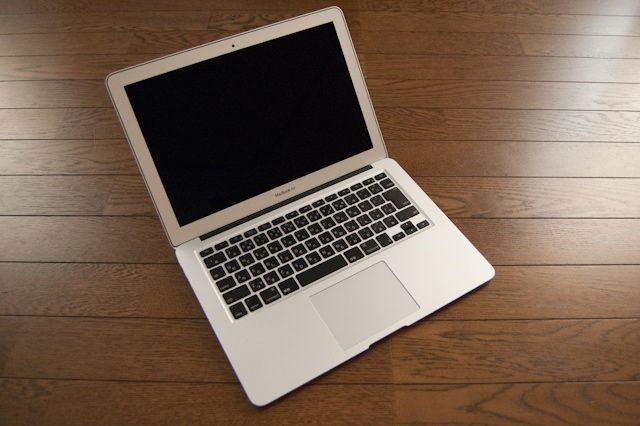 MacBook Air (13-inch, Late 2010): 究極まで薄さ・軽さを追求した至高