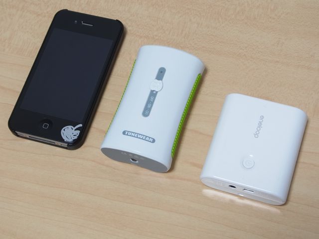 TUNEWEAR TUNEMAX 2 PORT USB BATTERY: LEDライト付き、iPad対応、iPhone4を2回フル充電するバッテリ