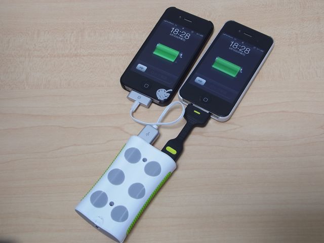 TUNEWEAR TUNEMAX 2 PORT USB BATTERY: LEDライト付き、iPad対応、iPhone4を2回フル充電するバッテリ