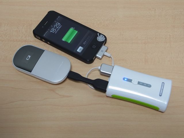 TUNEWEAR TUNEMAX 2 PORT USB BATTERY: LEDライト付き、iPad対応、iPhone4を2回フル充電するバッテリ