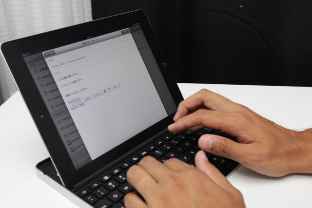 キーボードケース For iPad 2 TK700 : iPadの力を200％引き出す「仕事に使う」人のための Bluetooth キーボード。
