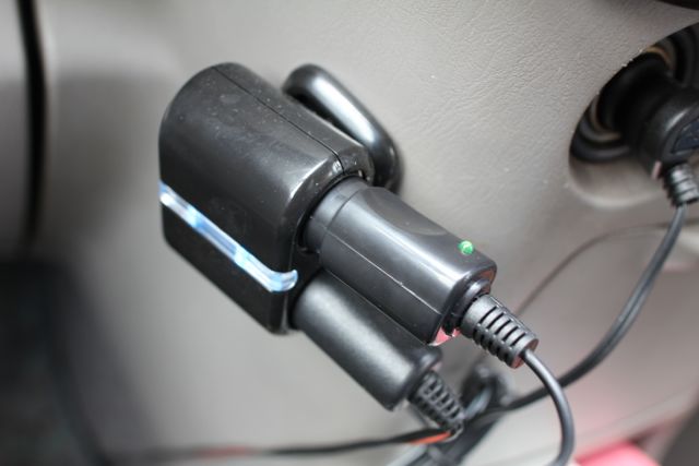 ポータブルFMトランスミッター: ｢簡単接続｣ 車の中で iPhone の音楽を聴こう♪