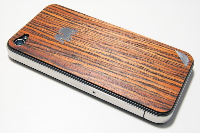 TRUNKET wood skin for iPhone4: 木製パネルで暖かみのある iPhone にカスタマイズ！