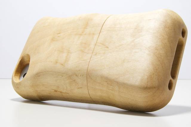 Real Wood Case for iPhone 4: やわらかなフォルムと手触りが魅力的な木製ケース。