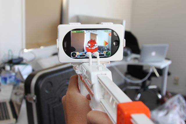 appBlaster: 銃を使いエイリアンを撃ち倒せ。戦場は目の前にある風景！！