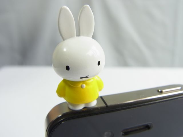 plugy plug in Earphone Jack Accessory: イヤホンジャックをオシャレにカワイく、ゴミやホコリから守ろう♪