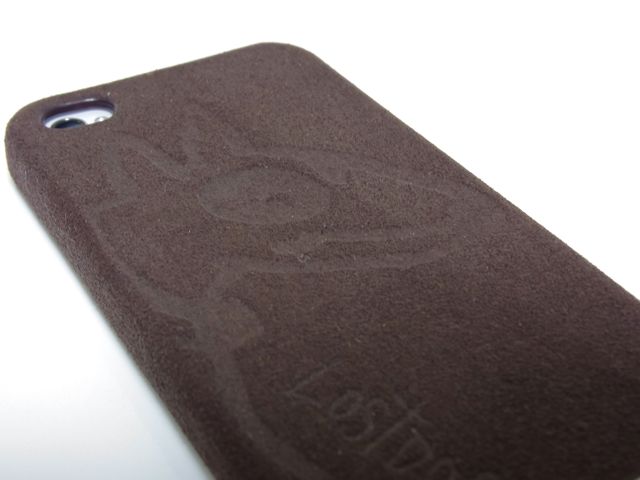 Lost DOG leather: 触り心地の良いスエード素材の iPhone 4S/4 ケース。