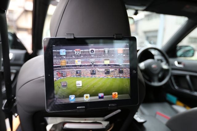Car Headrest Mount Holder: 後部座席の人に iPad を見せられる便利なカーアクセサリ。