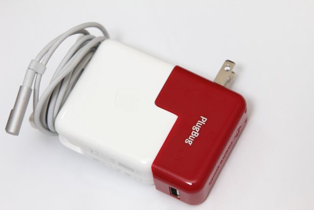 PlugBug: MacBook を充電しながら iPhone や iPad も同時に充電できる便利なアクセサリ。