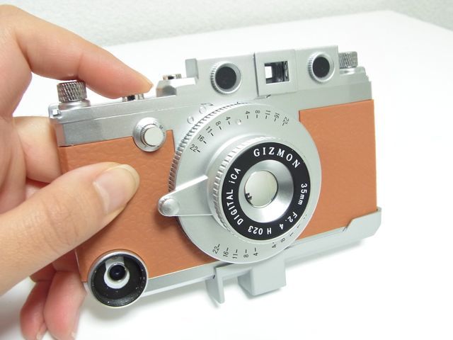 GIZMON iCA: iPhoneがカメラにしか見えなくなるケース。ストラップをつけて首から下げたい♡