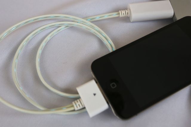 光って充電をお知らせするケーブル: iPhone を見ないで充電状況を確認できる凄いケーブル！！！