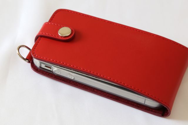 ソメスサドル iPhone ケース: 馬具メーカーが作る最高級レザーを使用したフリップ型ケース。