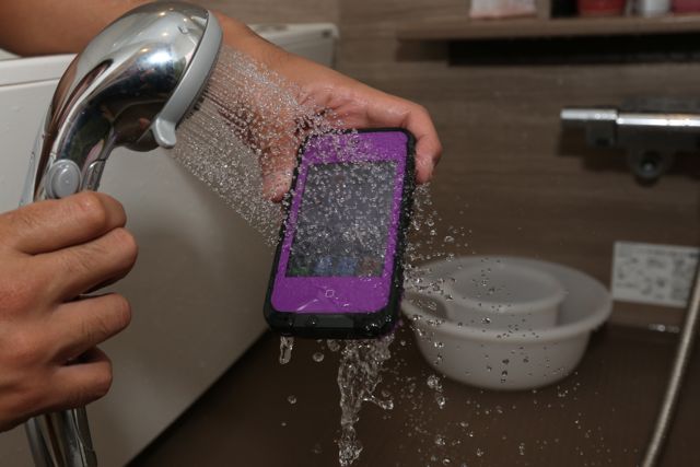 LifeProof iP4-GEN2: お風呂や海で使える防水ケース！！ 浴槽に12時間漬けても大丈夫。