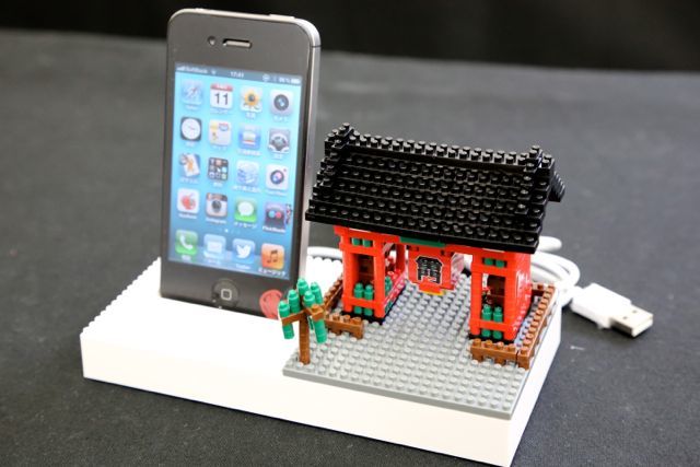 nanoblock Universal Dock: ナノブロックでカスタマイズできる充電スタンド。