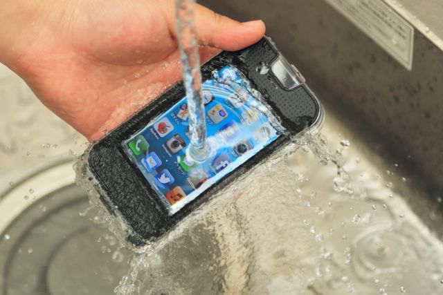 防水ケース V-Lock: 水やホコリ、砂などから iPhone を守ろう。お財布にも優しい！！