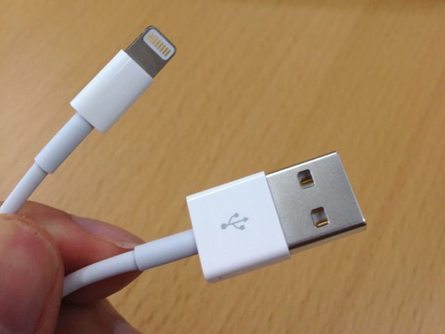 【iPhone 5】新しいUSBケーブル “Ligntning” がアップルから届いた。