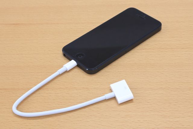 Lightning to 30-pin Adapter: お手持ちのケーブルで iPhone の充電や同期ができる便利なアダプタ。  AppBank