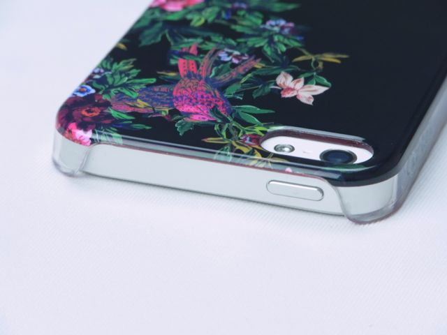 KENZO iPhone 5 hard case glossy finish: 高級感のあるコーティングと花柄デザインのiPhoneケース