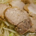 [新宿]太麺・厚切り肉・背脂のボリュームがハンパないラーメン二郎 新宿小滝橋通り店