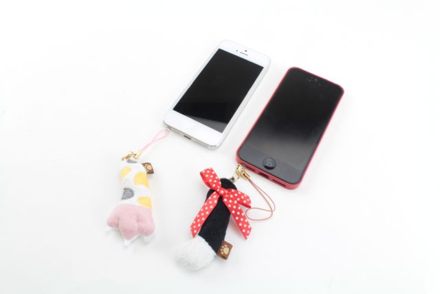 スマホノシッポ イヤホンジャック あなたはネコのシッポ派 それとも手派 それとも Appbank スマホノシッポ イヤホンジャック あなたはネコのシッポ派 それとも手派 それとも Appbank