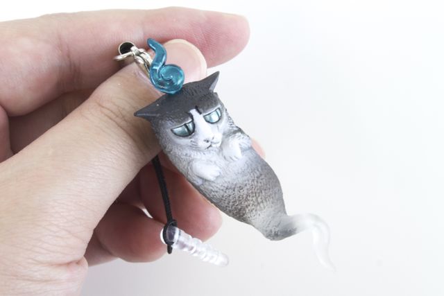 ねこだましぃ うらめしにゃ と鳴きそうな 怖可愛い猫のイヤホンジャックアクセサリ Appbank