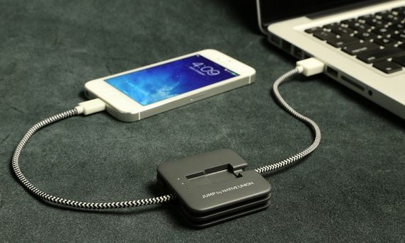 パソコンと接続するケーブルとしても使える、iPhone用モバイルバッテリー「JUMP」
