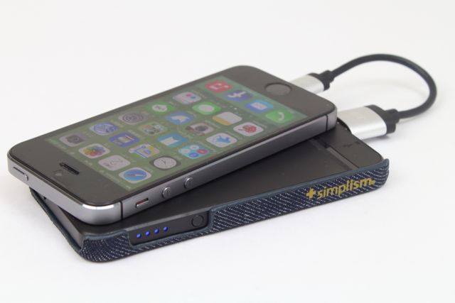 iPhone ケースを装着できる新発想のモバイルバッテリ！！
