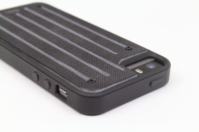 キャリバー: 銃のマガジンをモチーフに作られた、滑りにくく頑丈な iPhone ケース。
