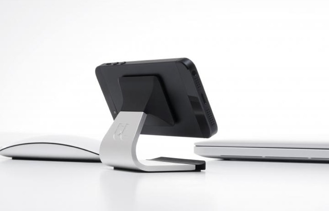 iMacの為に作られた「アルミニウム製iPhoneドック」の溶け込み感がすてき。 | AppBank
