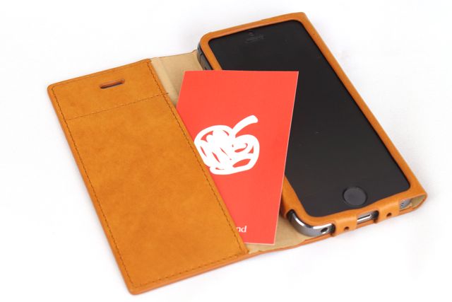 One-Sheet Leather 2: さらに使いやすくなった、GRAMAS の最新レザーケース。