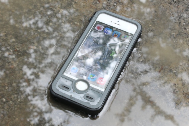 ibattz Aqua-S: TouchIDに対応した、防塵・防水・耐衝撃バッテリーケース!