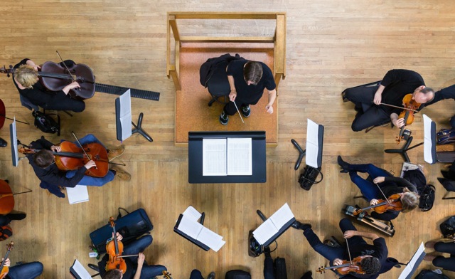 Apple、CMに出演したエサ＝ペッカ・サロネン氏のバイオリン・コンチェルトを無料公開!