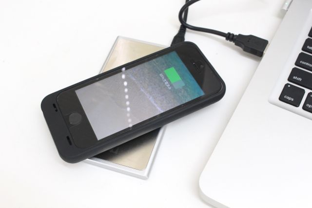 [レビュー] 置くだけで充電できる『ワイヤレス充電 バッテリー内蔵ケース Aero』。軽さが最高!