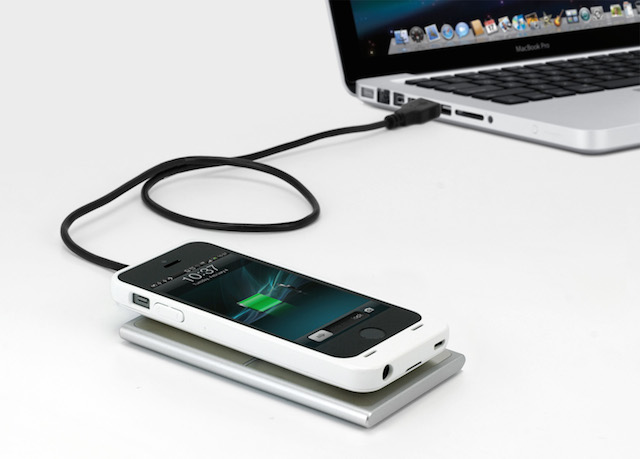 [新商品] 置くだけでiPhoneを充電できるバッテリー内蔵ケース。充電ボードも付いたお得なセット。