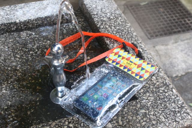 オシャレに防水 bikit: ジッパーなしでしっかり防水! そしてファッショナブル。