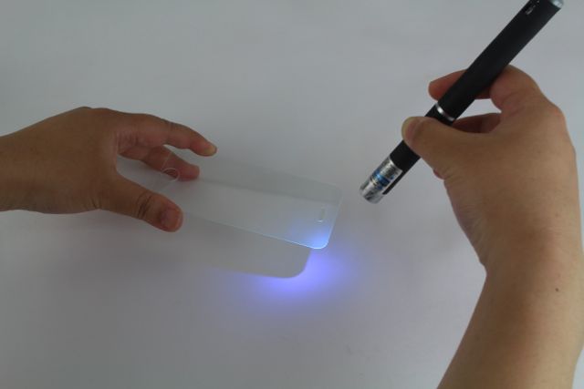 [0.33mm]クリアなブルーライト低減92% 強化ガラス iPhone 5/5s/5c: 本当にカットするのかブルーライトを当ててみた!
