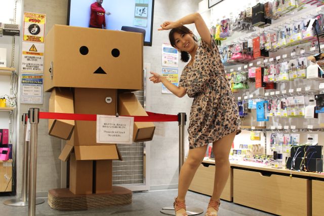 [AppBank Store 新宿] 等身大ダンボーが新宿にやってきた! 「8月5日までここにいる」