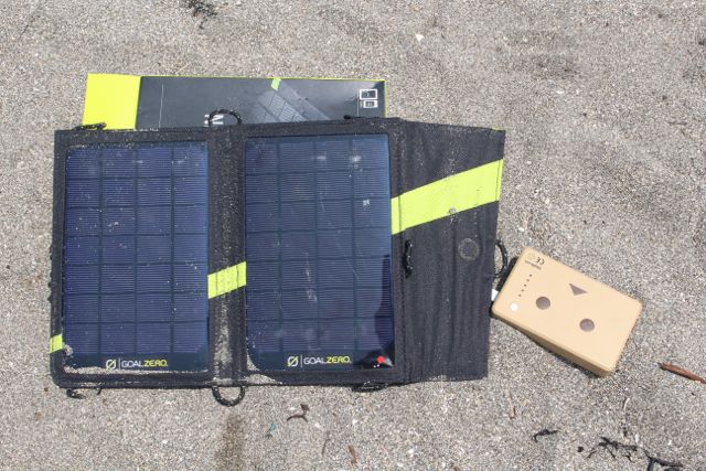 ポータブル ソーラー発電機 GOALZERO Nomad7 V2: 太陽光パワーで、山で海でもiPhoneを充電できる!