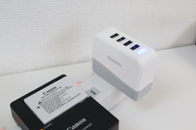 [レビュー] 4台同時充電! コンセント周りがスッキリする『USB AC ADAPTER』!!