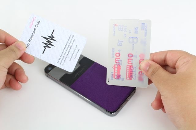[レビュー] スマホにカードポケットを付けられる『Sinji pouch』! 新色はiPhoneとの一体感抜群!!