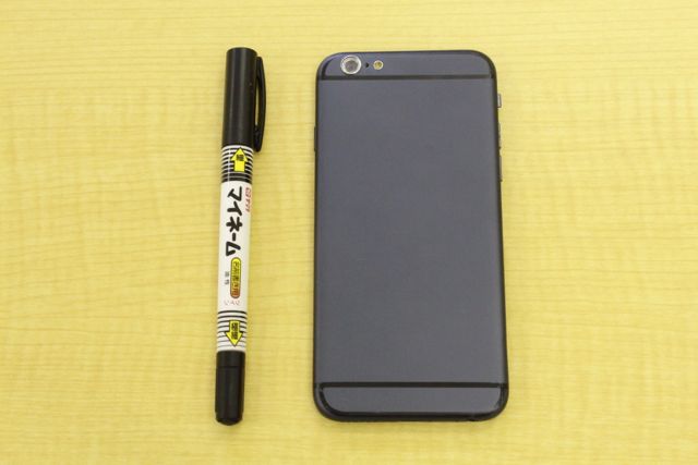 iPhone 6(アイフォン6)のモックアップとペンを横に並べた画像