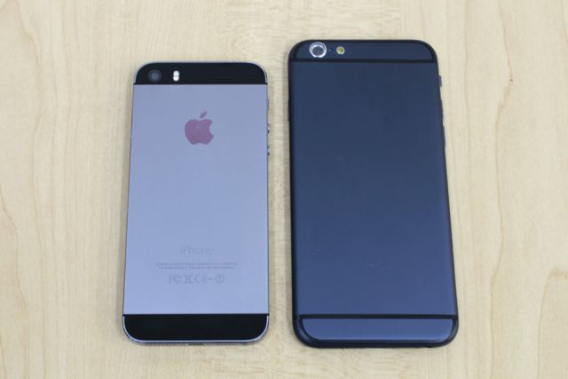 iPhone 5s(アイフォン5s)とiPhone 6(アイフォン6)のモックアップを横に並べた画像
