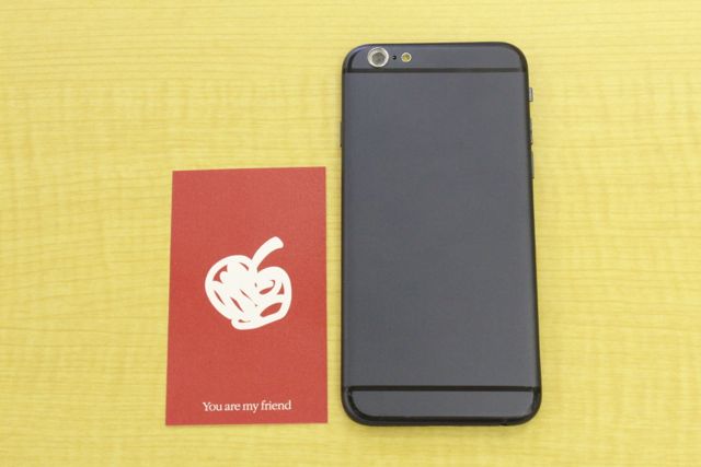 iPhone 6(アイフォン6)のモックアップと名刺を横に並べた画像