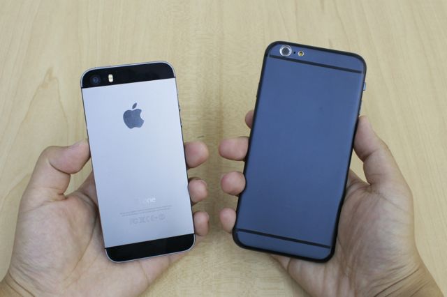 iPhone 5s(アイフォン5s)とiPhone 6(アイフォン6)のモックアップを両手で持っている画像