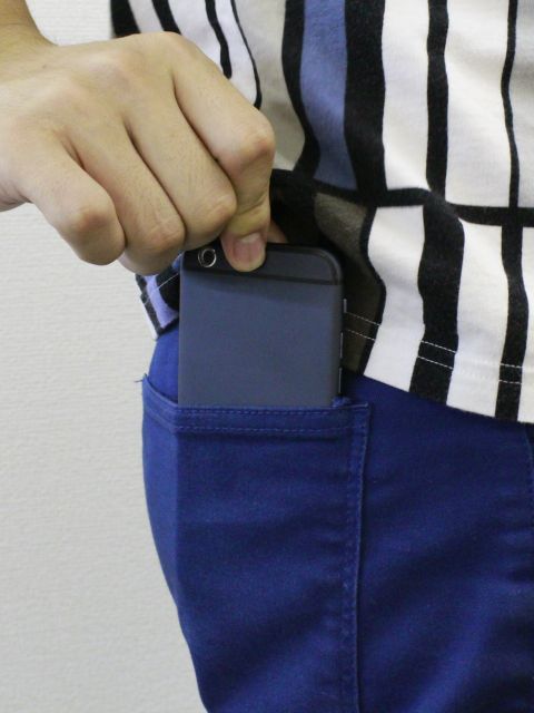 iPhone 6(アイフォン6)のモックアップをズボンの後ろポケットに半分入れている画像