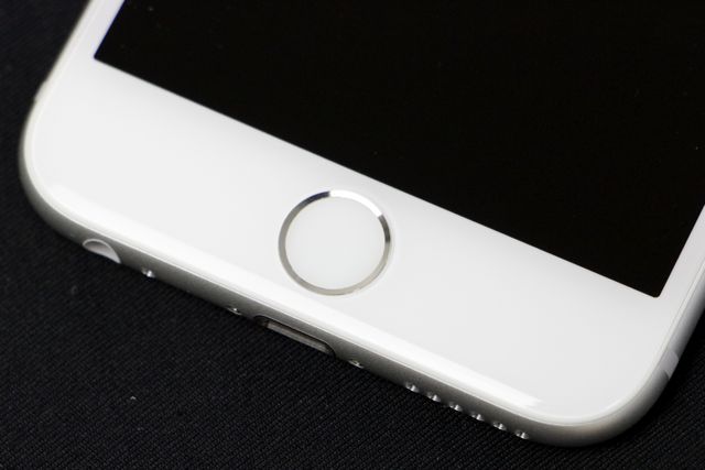 iPhone 6(アイフォン6)の下半分でホームボタンを写した写真