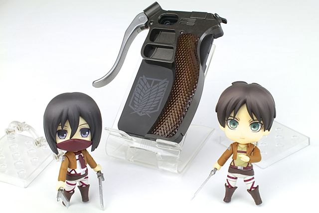 調査兵団の装備『進撃の巨人 超硬質ブレード型カバー』をエレンと一緒にチェックしよう。
