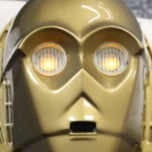スター・ウォーズの顔型充電器がリアルすぎる。