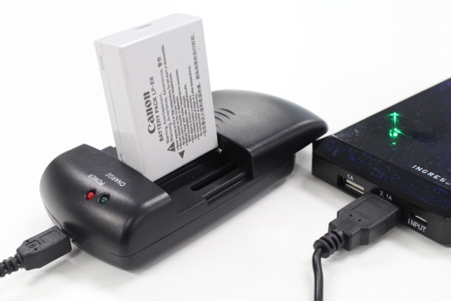 いろんなサイズのカメラバッテリーを充電できるマルチチャージャー!