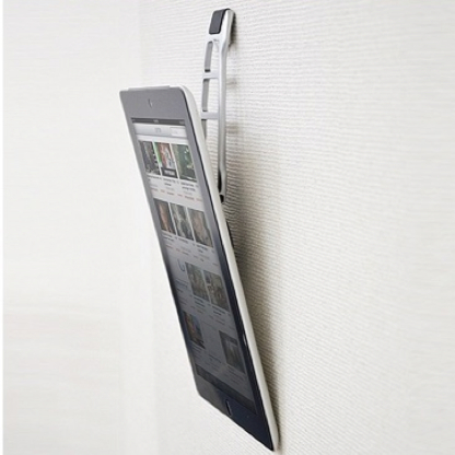 iPadを壁掛けできる背面貼り付けスタンド!